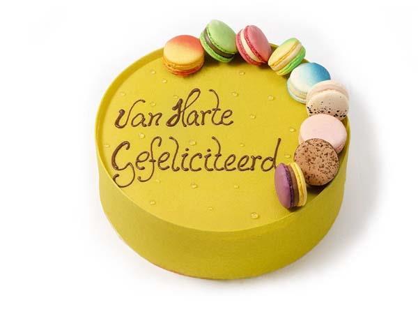 Macaron taart gegarneerd